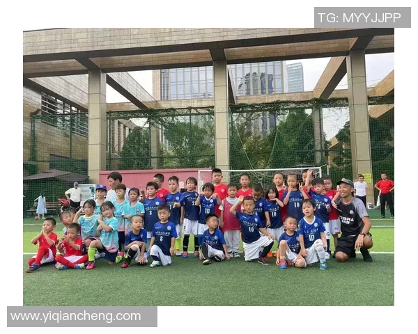 路人偶遇足球明星现场采访揭示球场之外的真实生活与感人故事